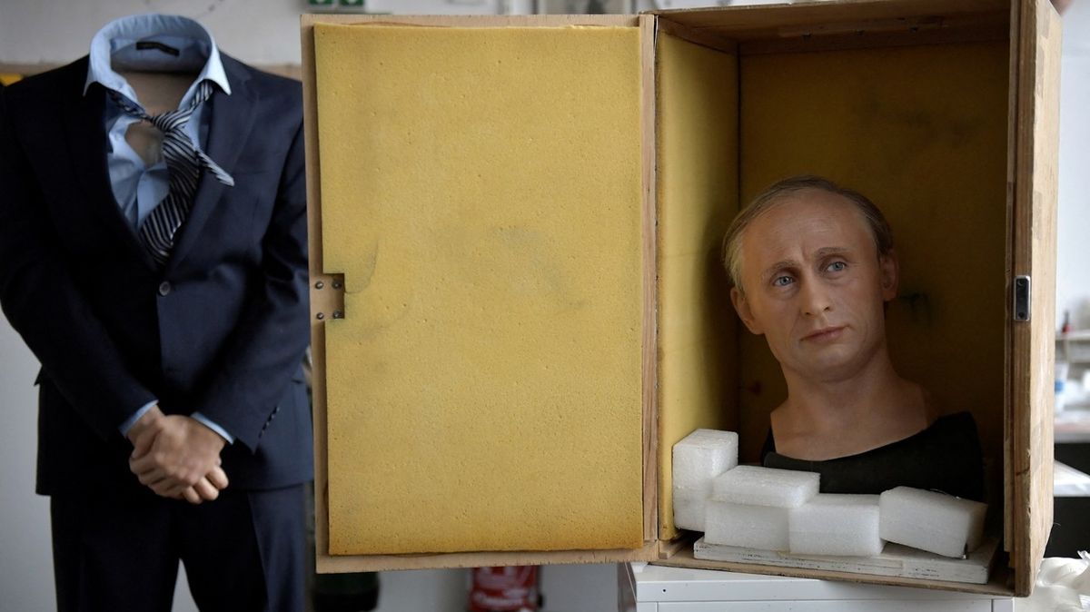 Voskový Putin čelil útokům turistů. Z pařížského muzea ho nechali odstranit